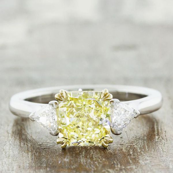 方形黄色钻石戒指