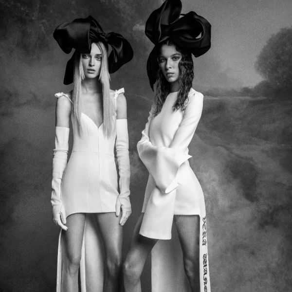 两种型号在高低白色连衣裙和黑色蝴蝶结头部