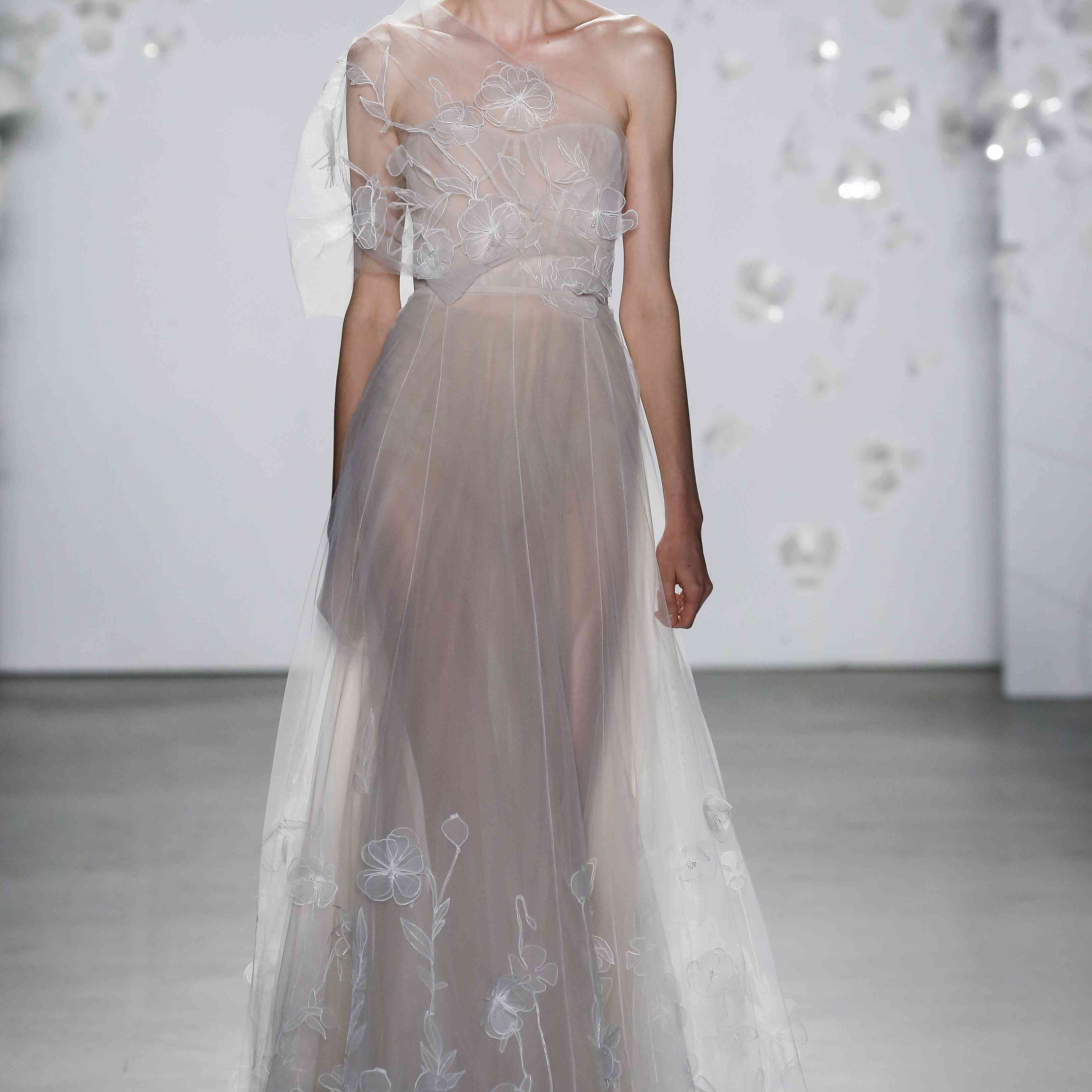 模特在裸照薄纱单肩礼服与3D花