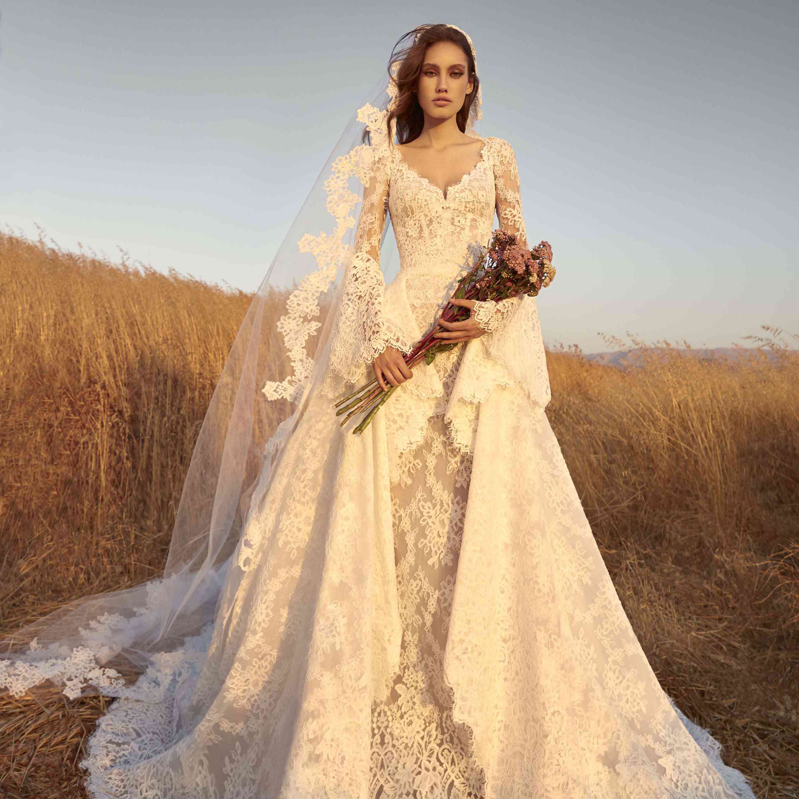 模型长袖印花布花边裙子,贝尔袖子,一个戏剧性的蕾丝半裙和一个匹配的面纱