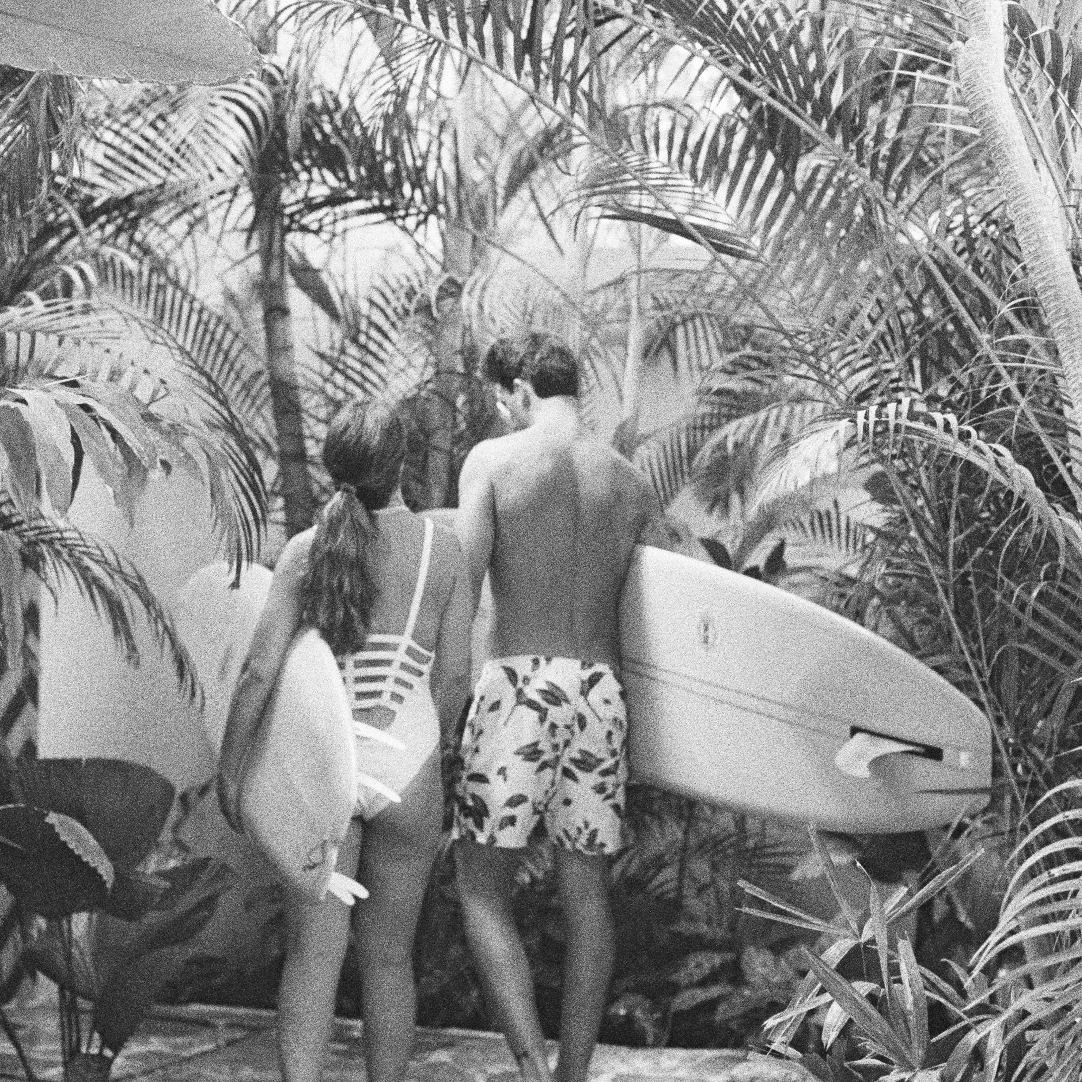 拿着冲浪板的夫妇