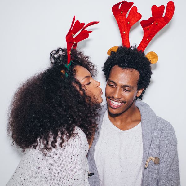 顽皮的夫妇佩带的驯鹿头带