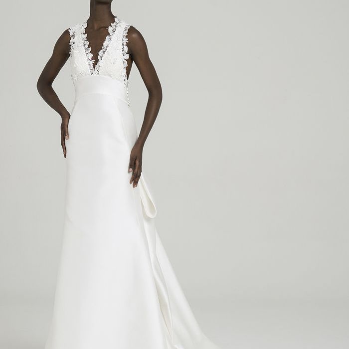 模型V领礼服搭配蕾丝细节