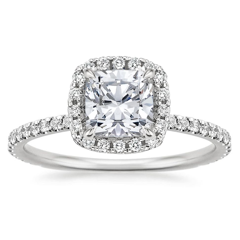 在白色背景的金刚石光晕订婚188bet官网88bet官网戒指