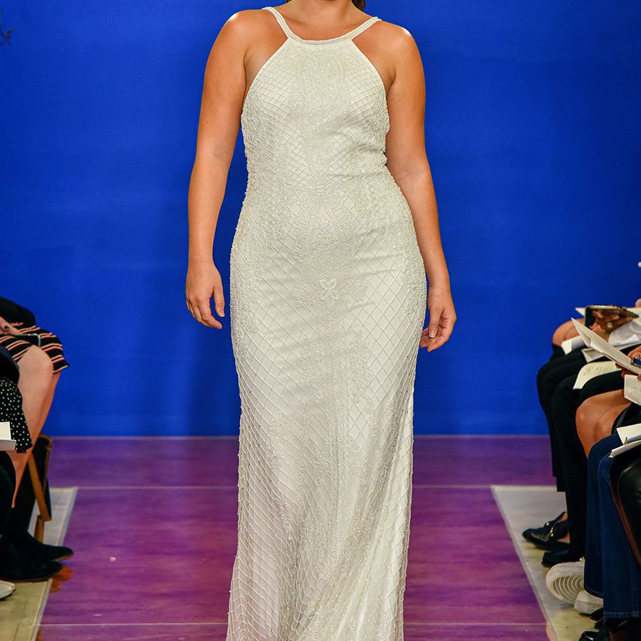 模特走秀在薄纱吊带鞘礼服与水晶珠