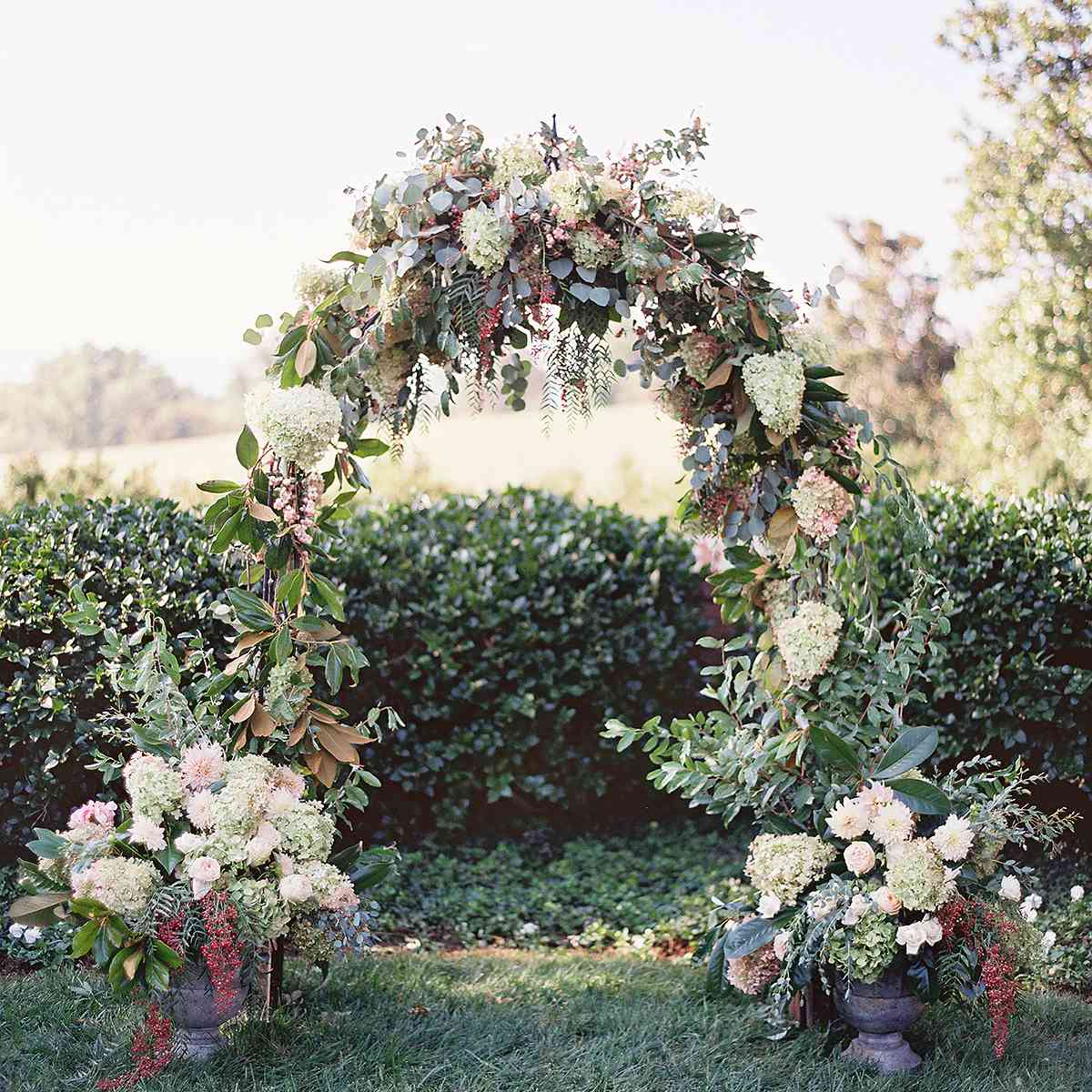 用绣球花和木兰花做成的拱门