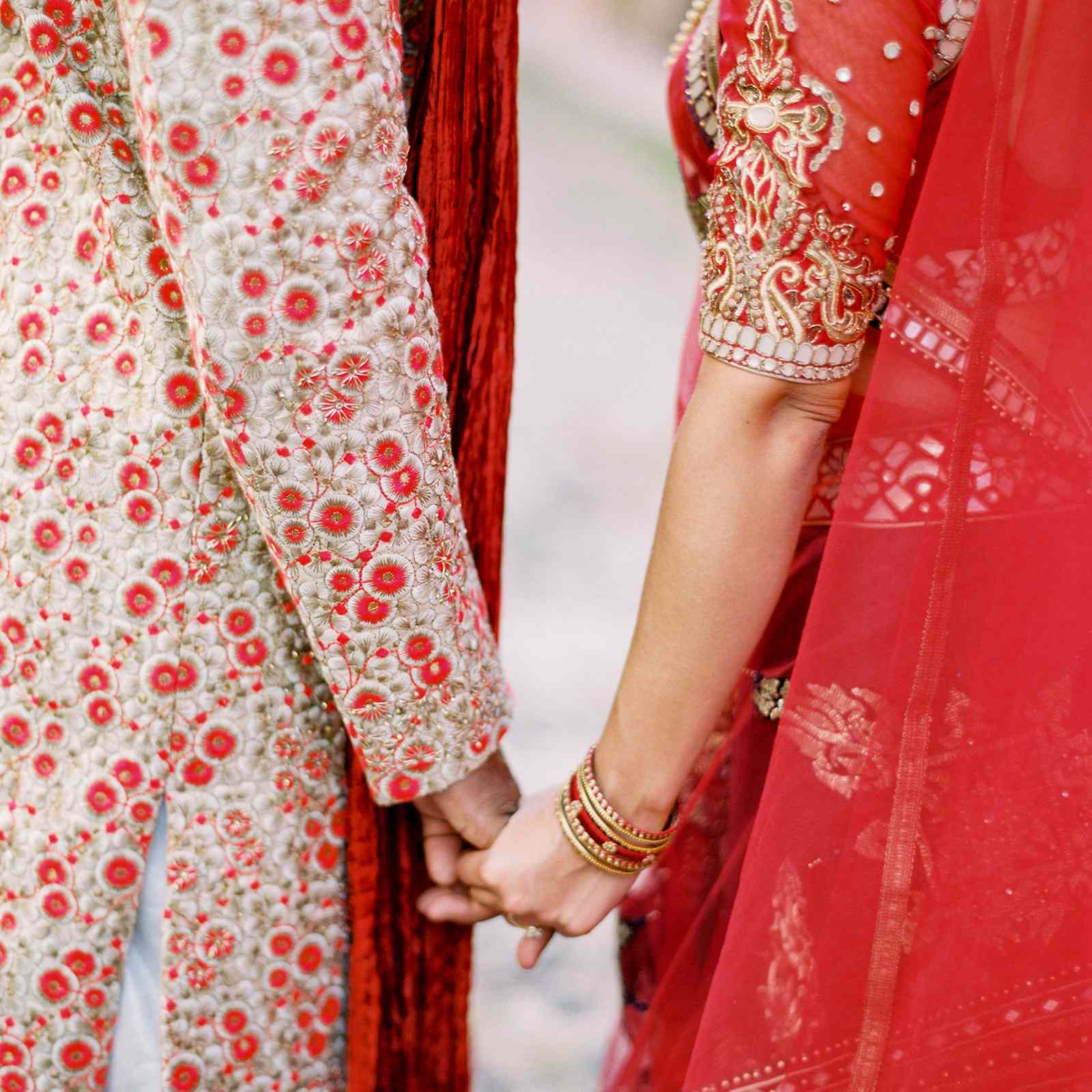 情侣手牵手“class=