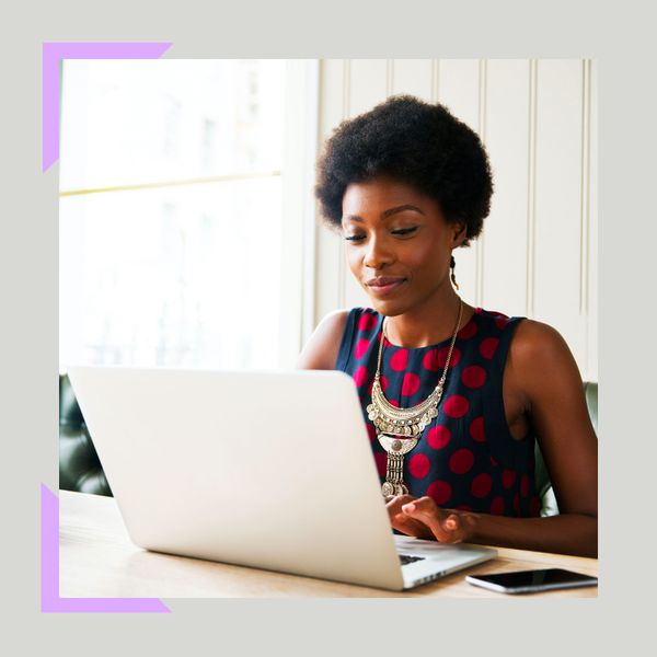 计算机上的女人