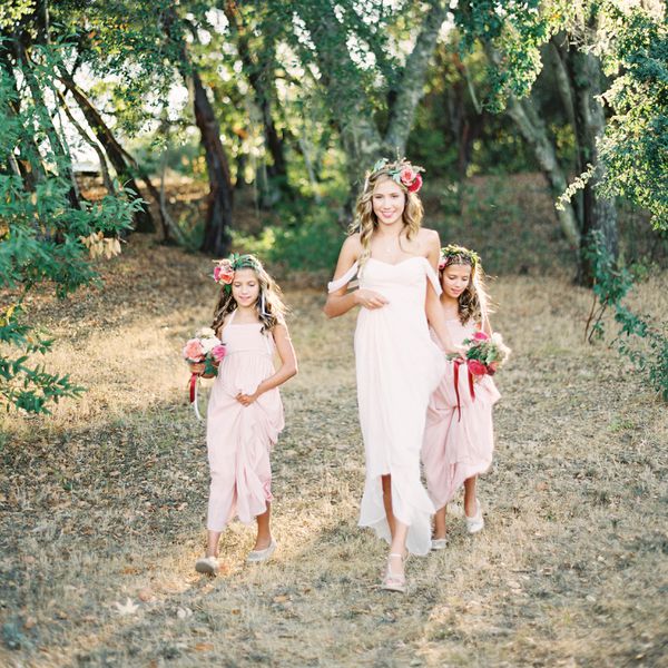 初级伴娘和花童行走