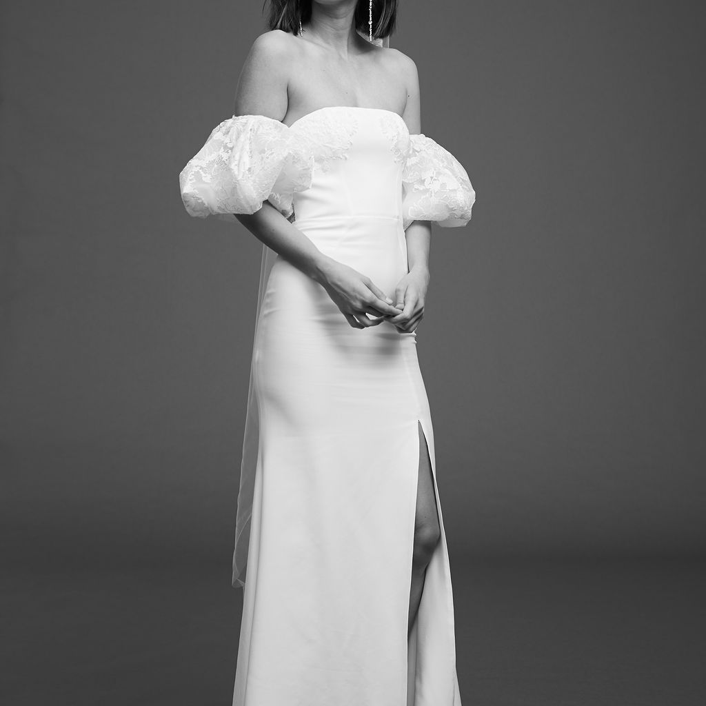 在场外的肩绉礼服粉扑袖子和裙狭缝模型