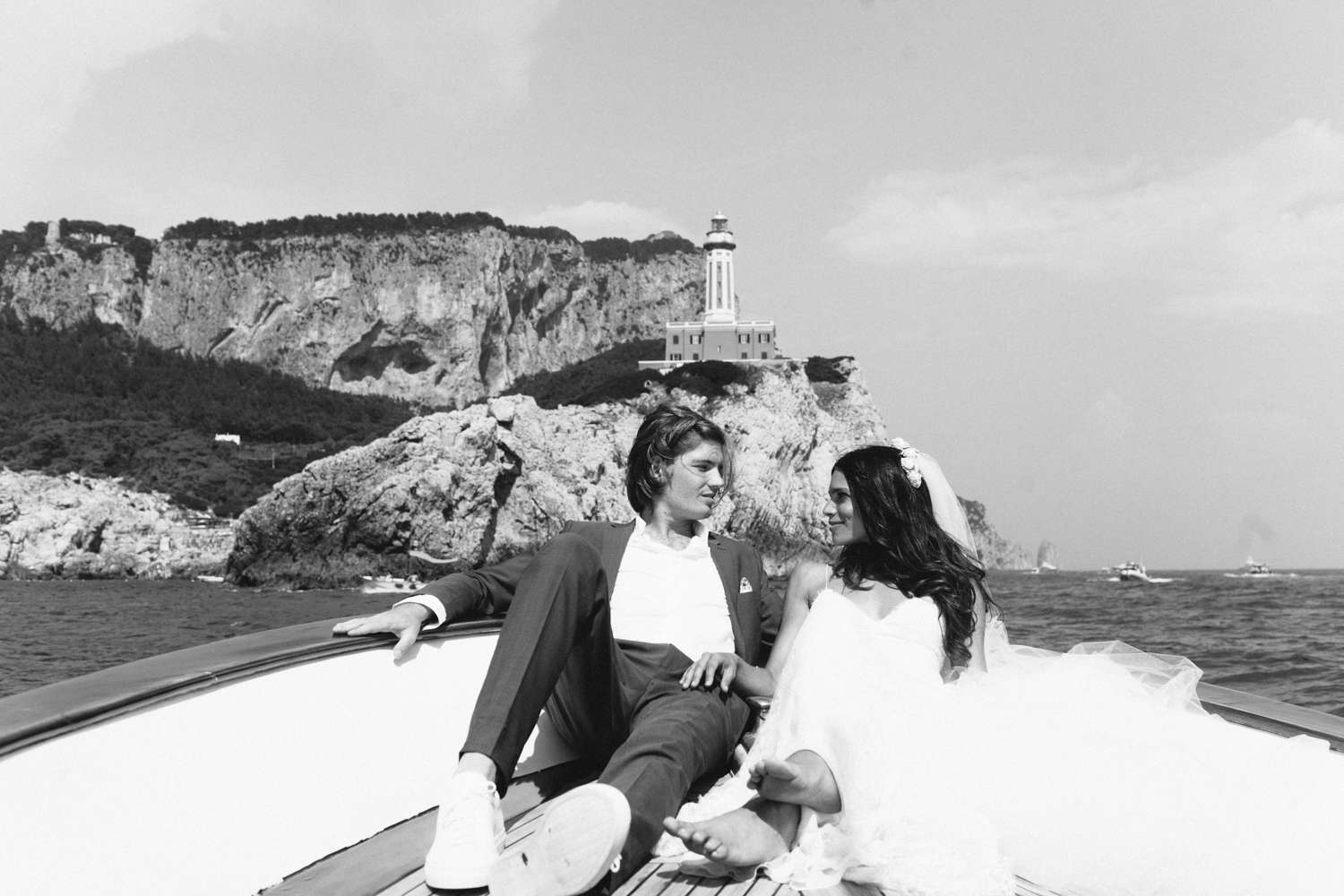 新娘和新郎在船上