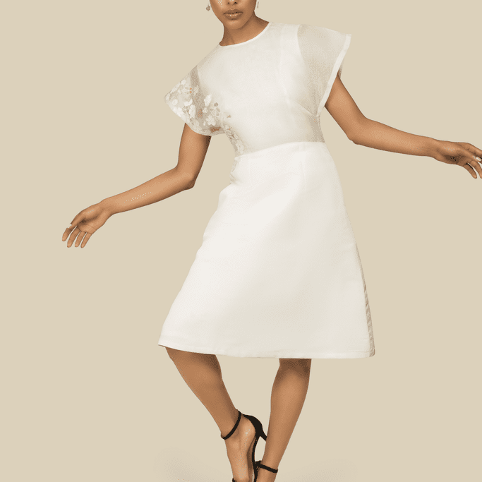 丝绸刺绣白色midi连衣裙的模型