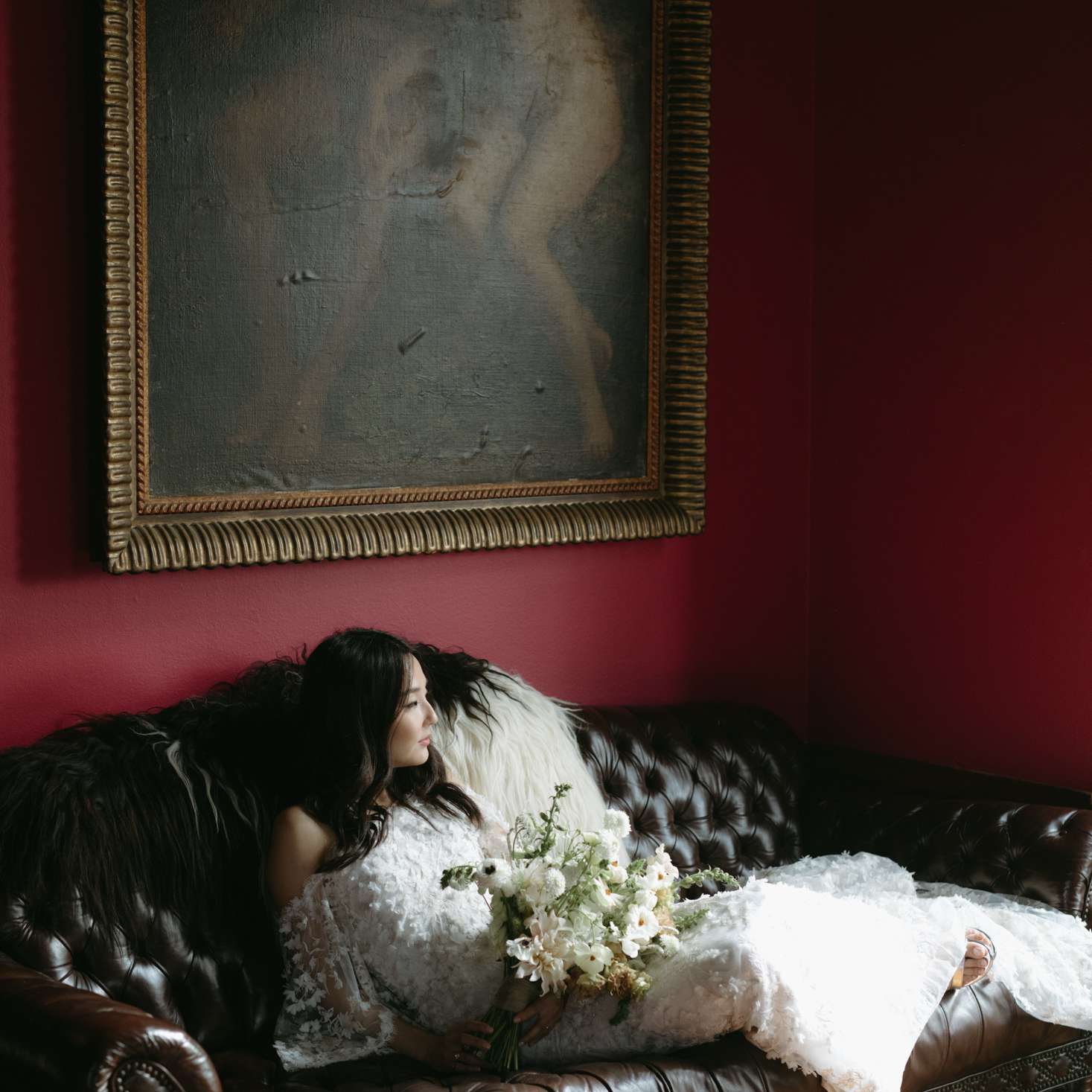 新娘懒洋洋地躺在皮沙发上