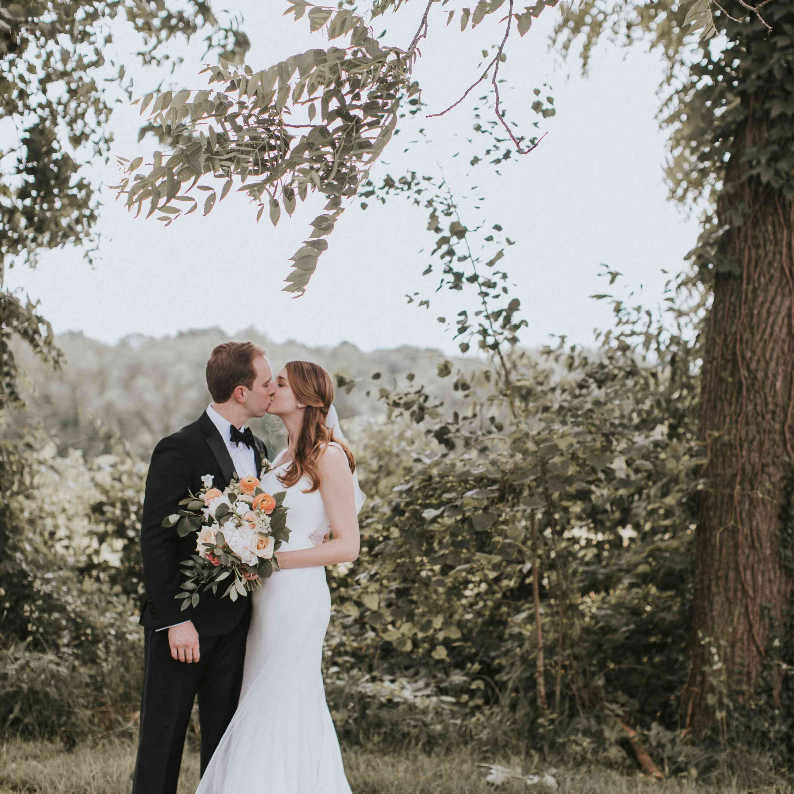 新娘和新郎亲吻