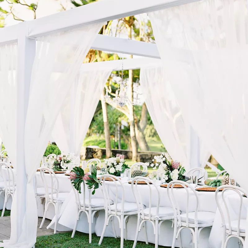 与白色椅子和白色床单的婚礼招待会