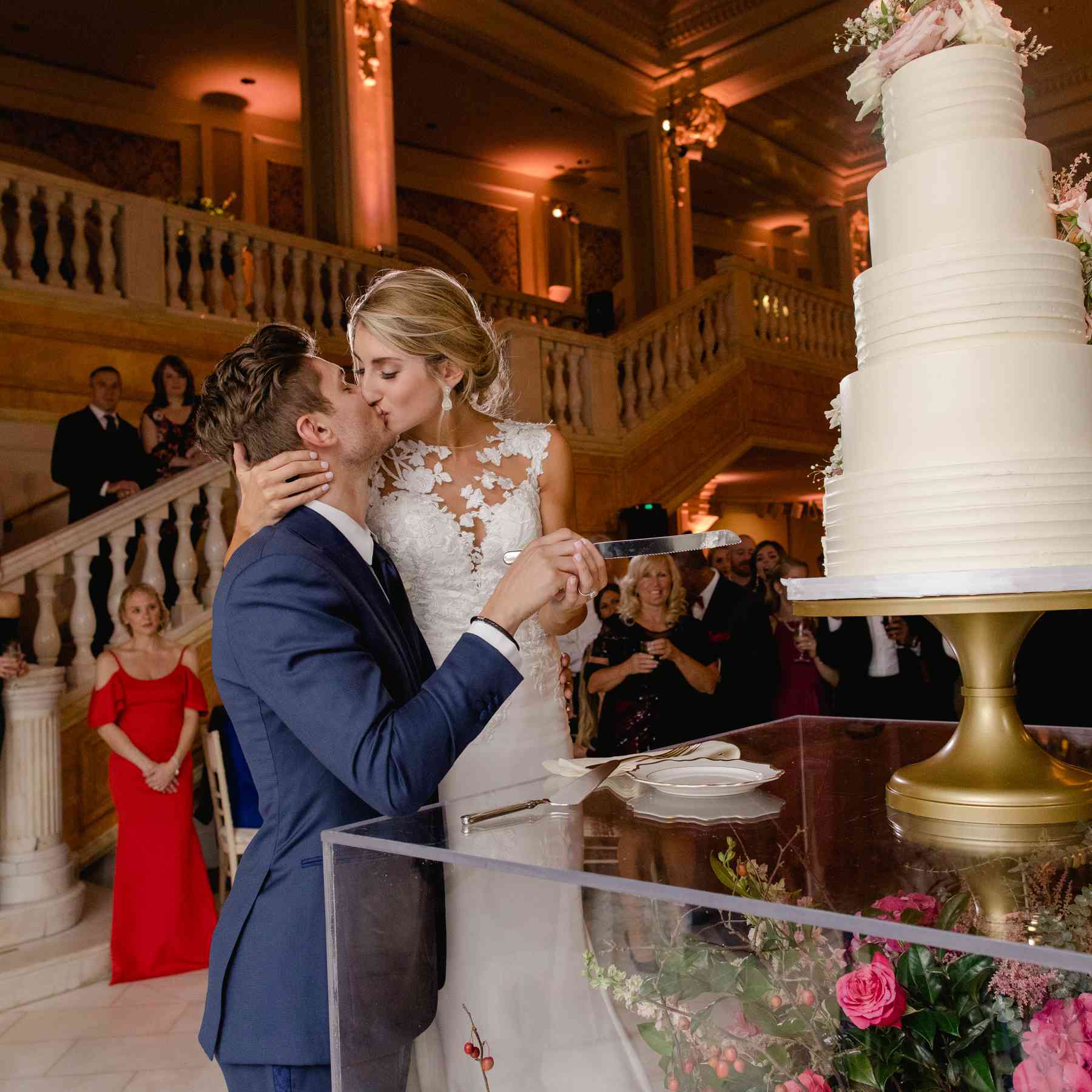 新娘和新郎切口蛋糕