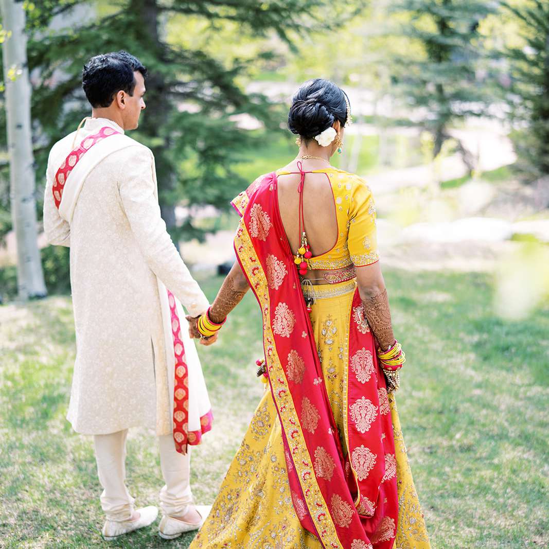 新郎和新娘手牵着手