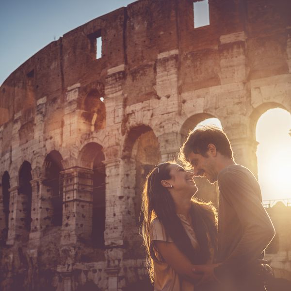 一对情侣在罗马斗兽场前