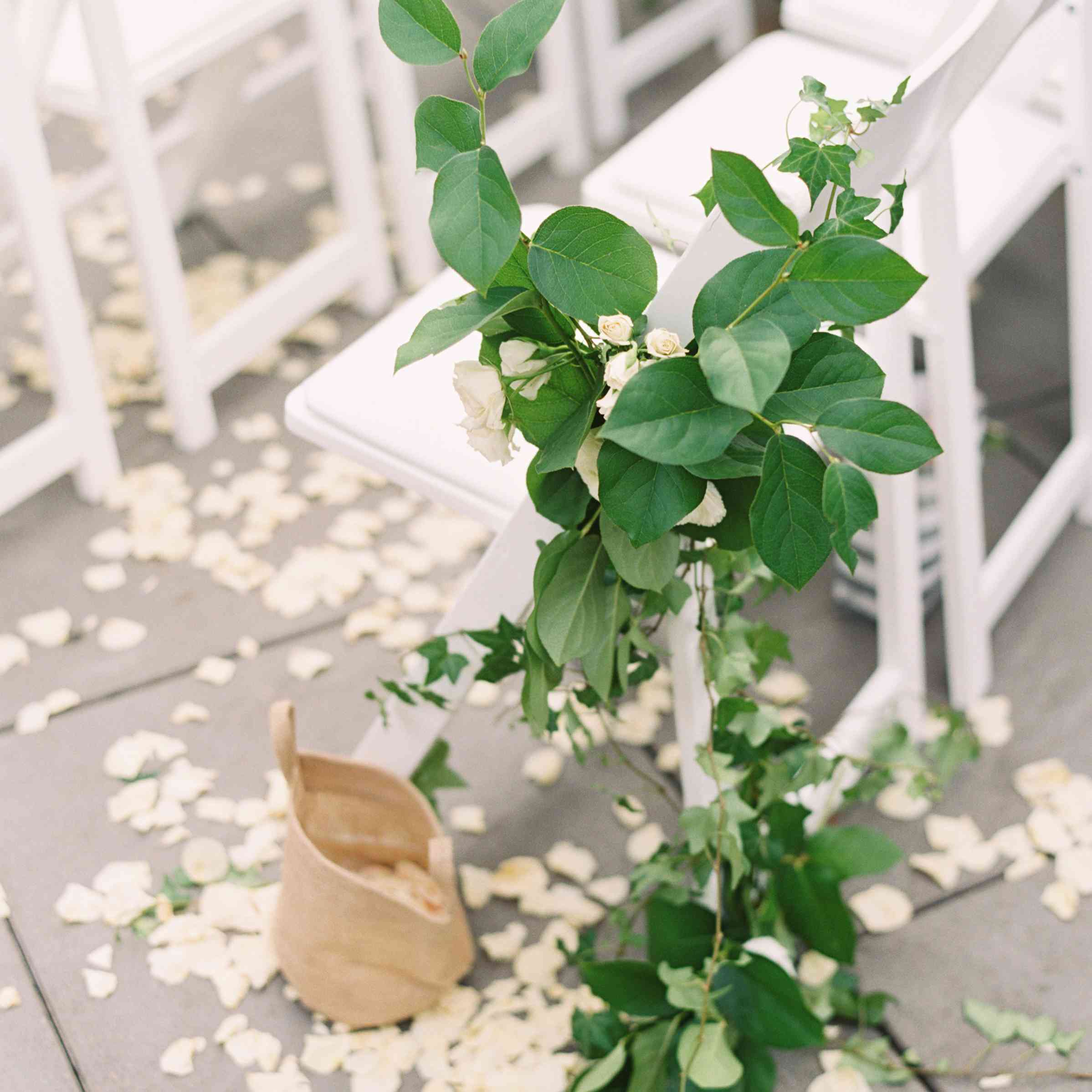 白色的仪式椅，叶子扭曲在一边的地板上