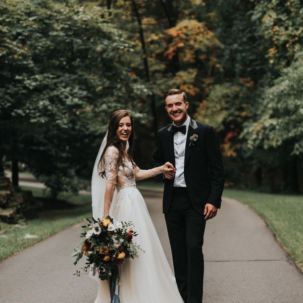 个性化婚礼密歇根州，新郎和新娘手牵着手