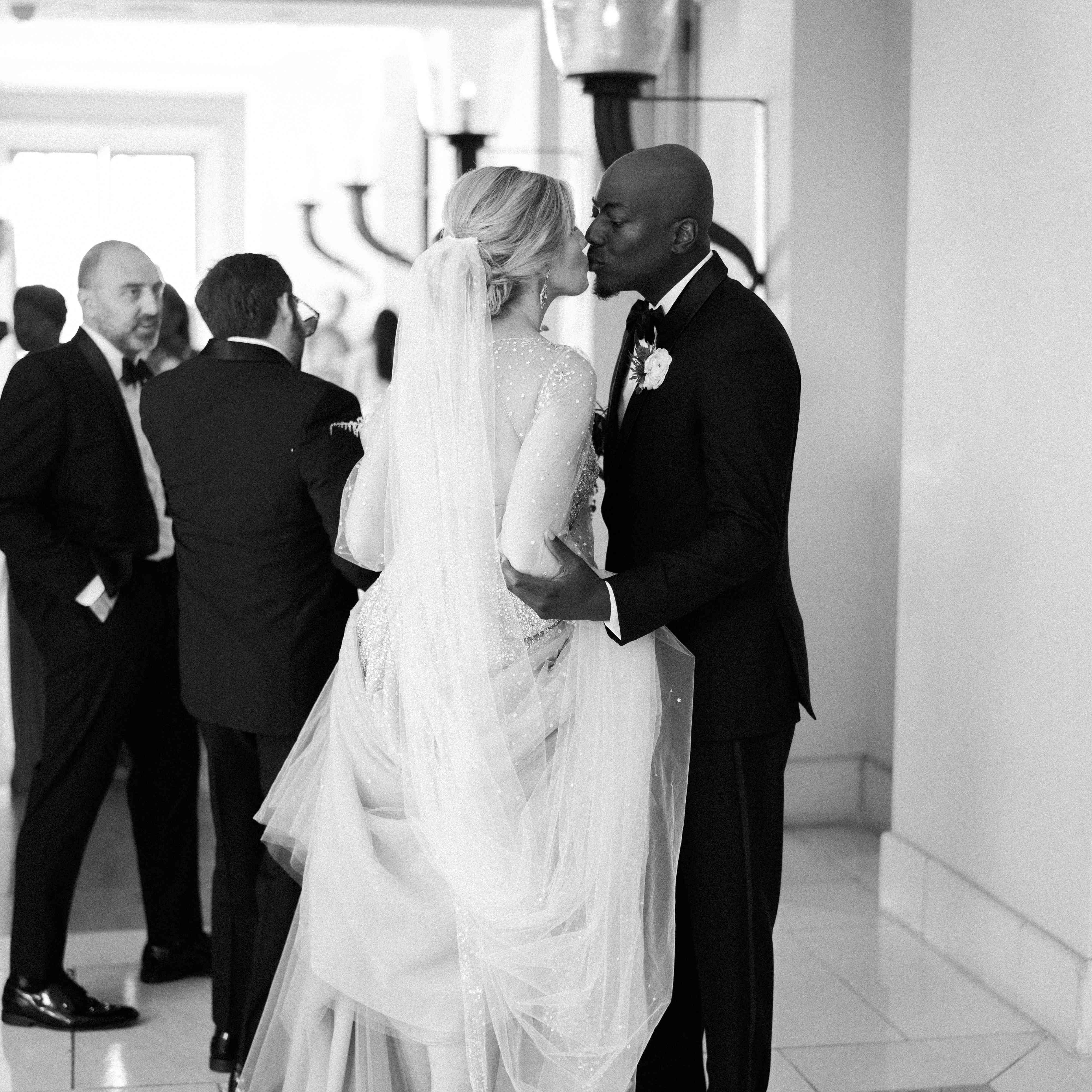 新娘和新郎接吻