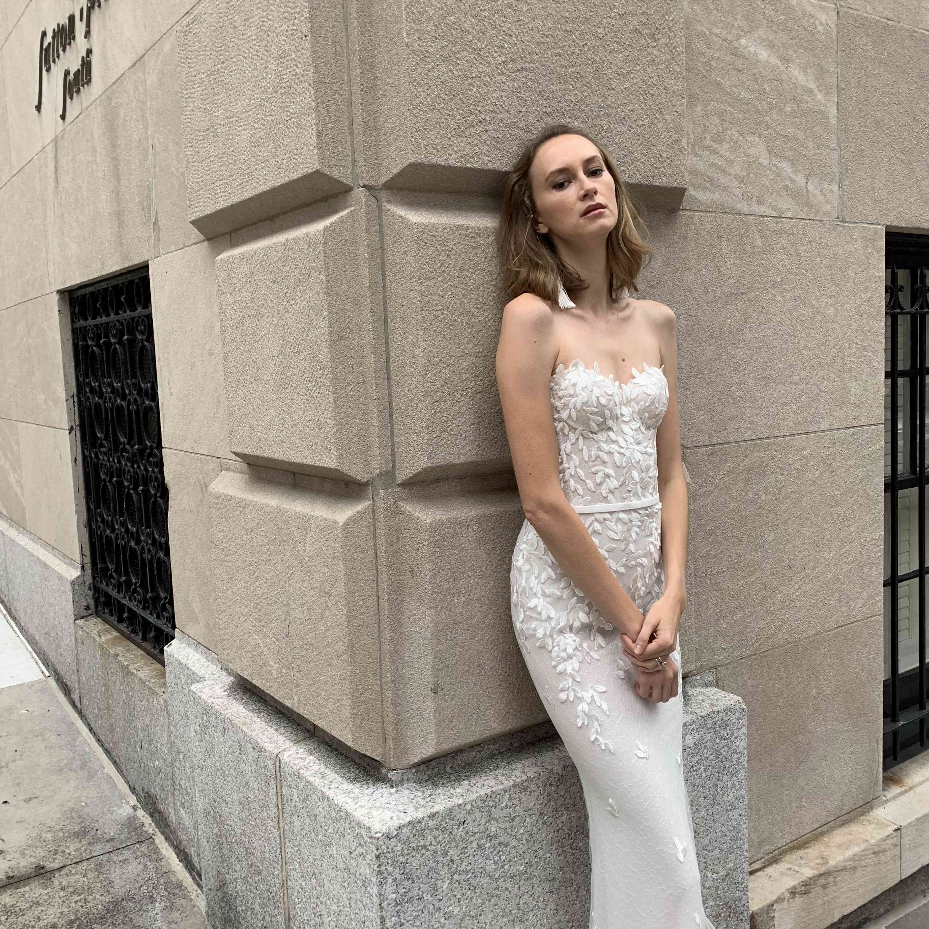 模型的露肩装美人鱼礼服与叶绣