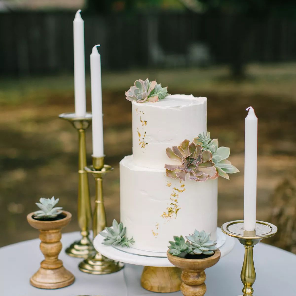 与蜡烛的婚宴喜饼桌