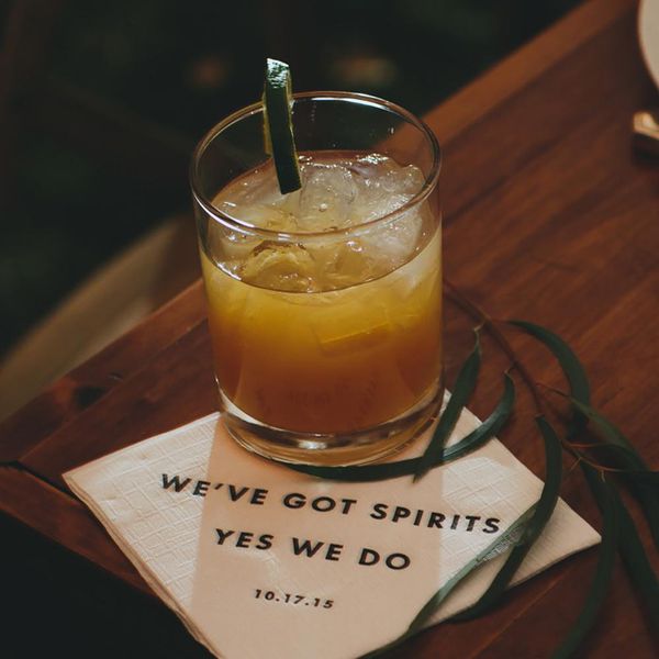 在一张餐巾纸上，上面写着鸡尾酒