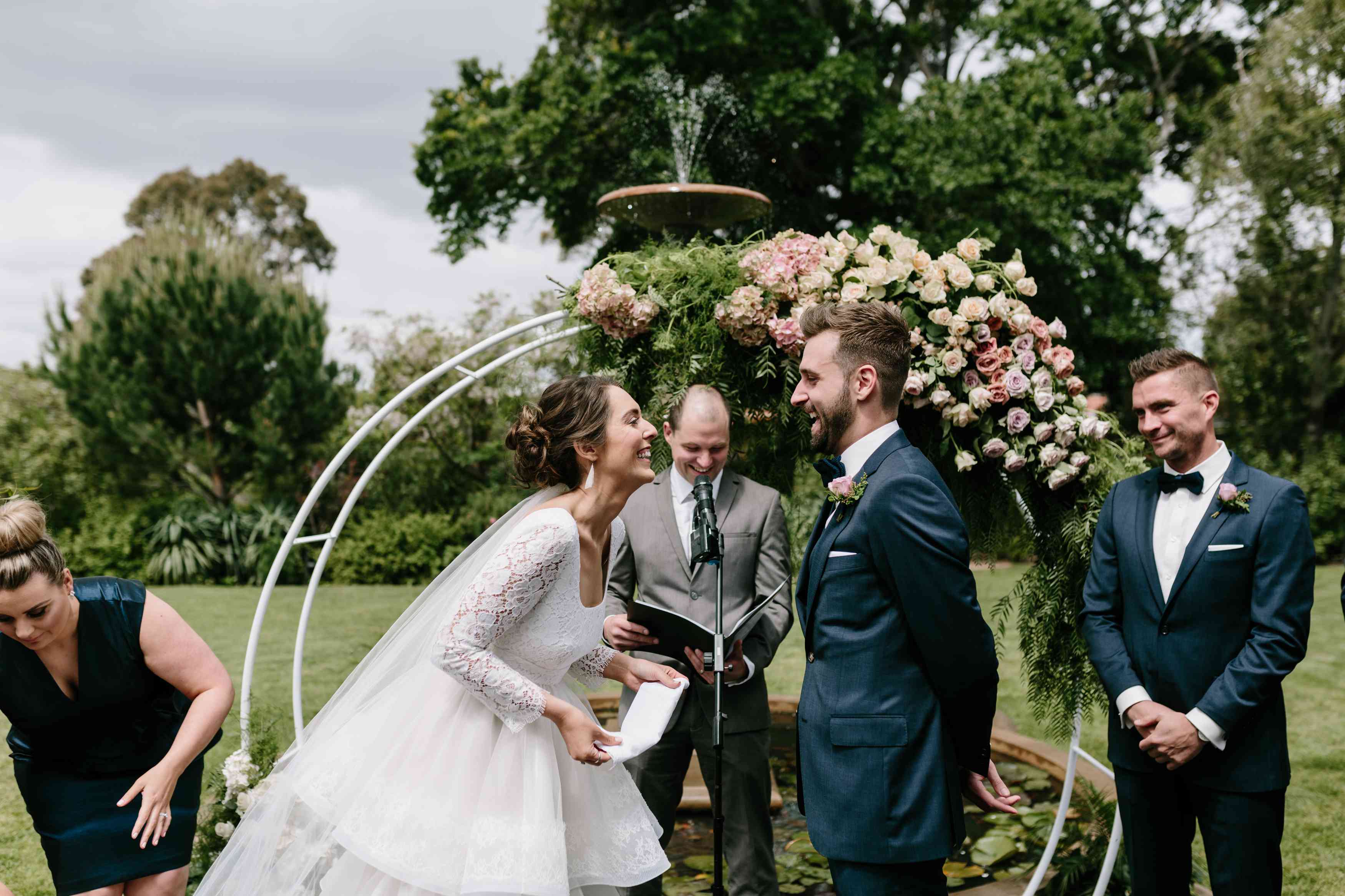 在户外仪式，新郎新娘之间的搞怪交换誓言