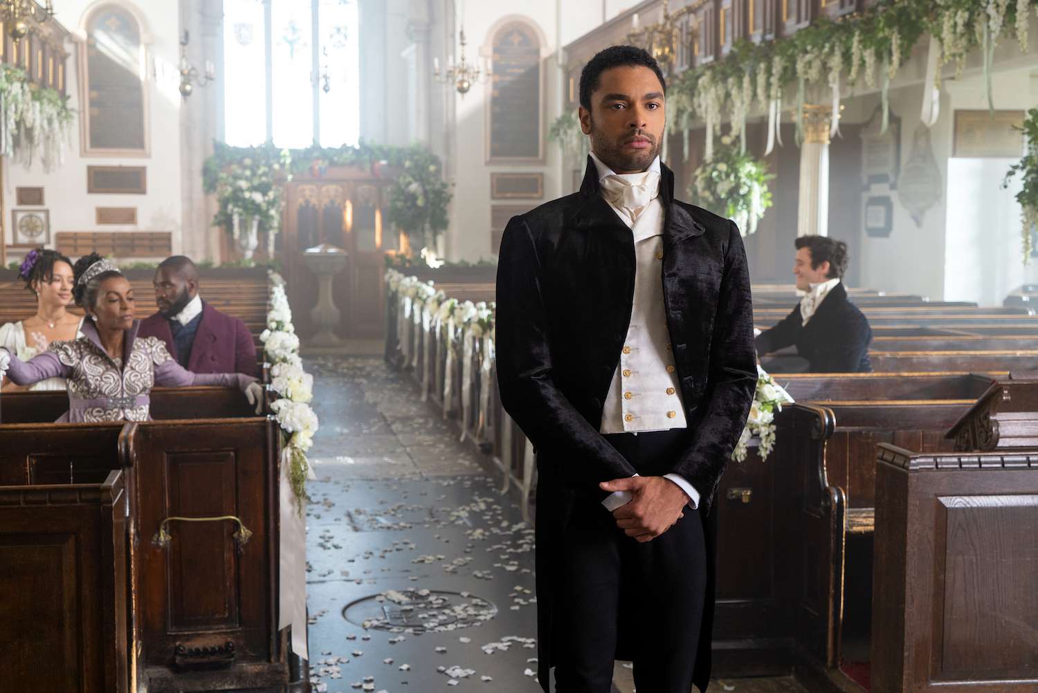 西蒙等待着他的新娘在教堂的装饰。