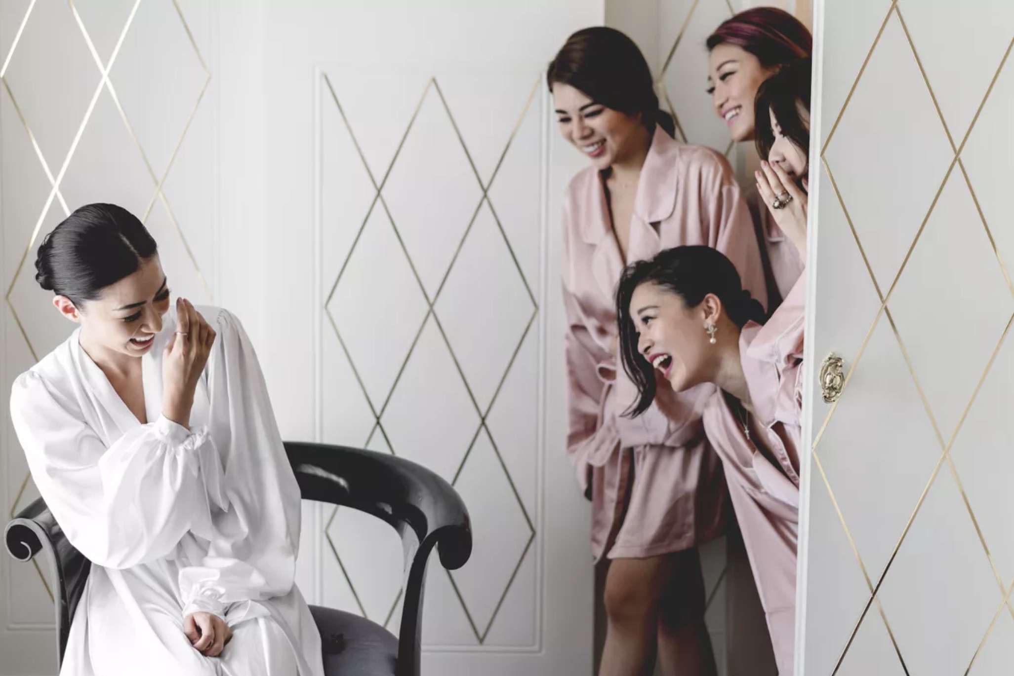 伴娘令人惊讶的新娘