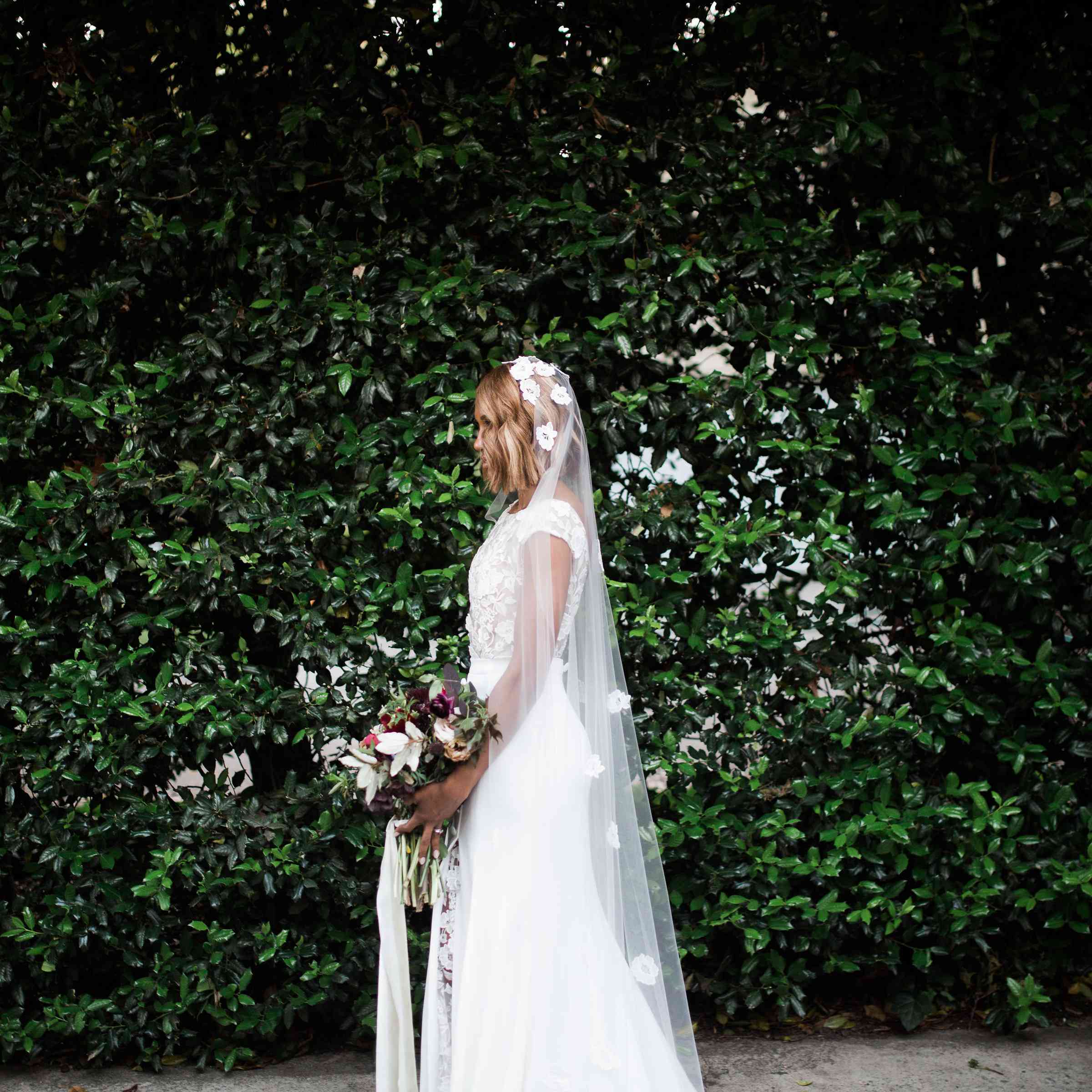 户外新娘花束举行