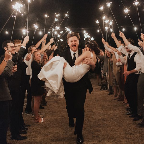 新郎通过电光背着新娘