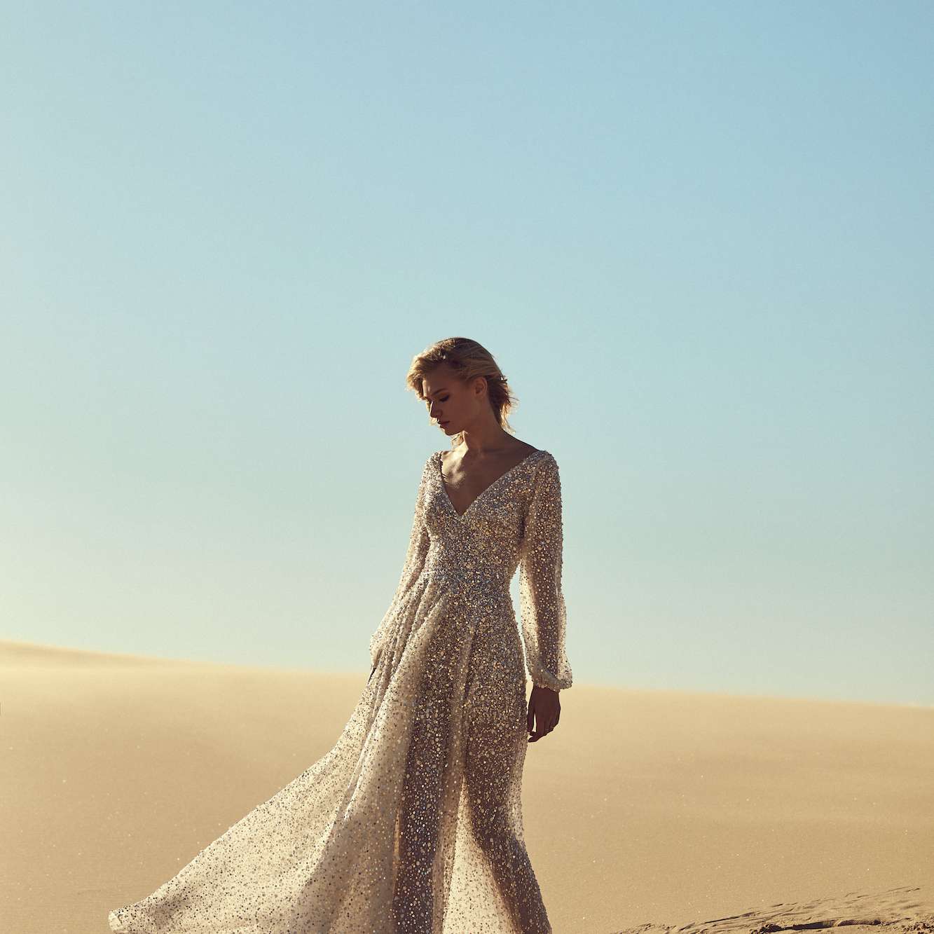 银色模型在沙漠中闪闪发光