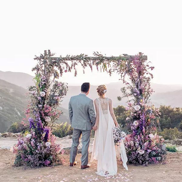 情侣手牵手在薰衣草祭坛前