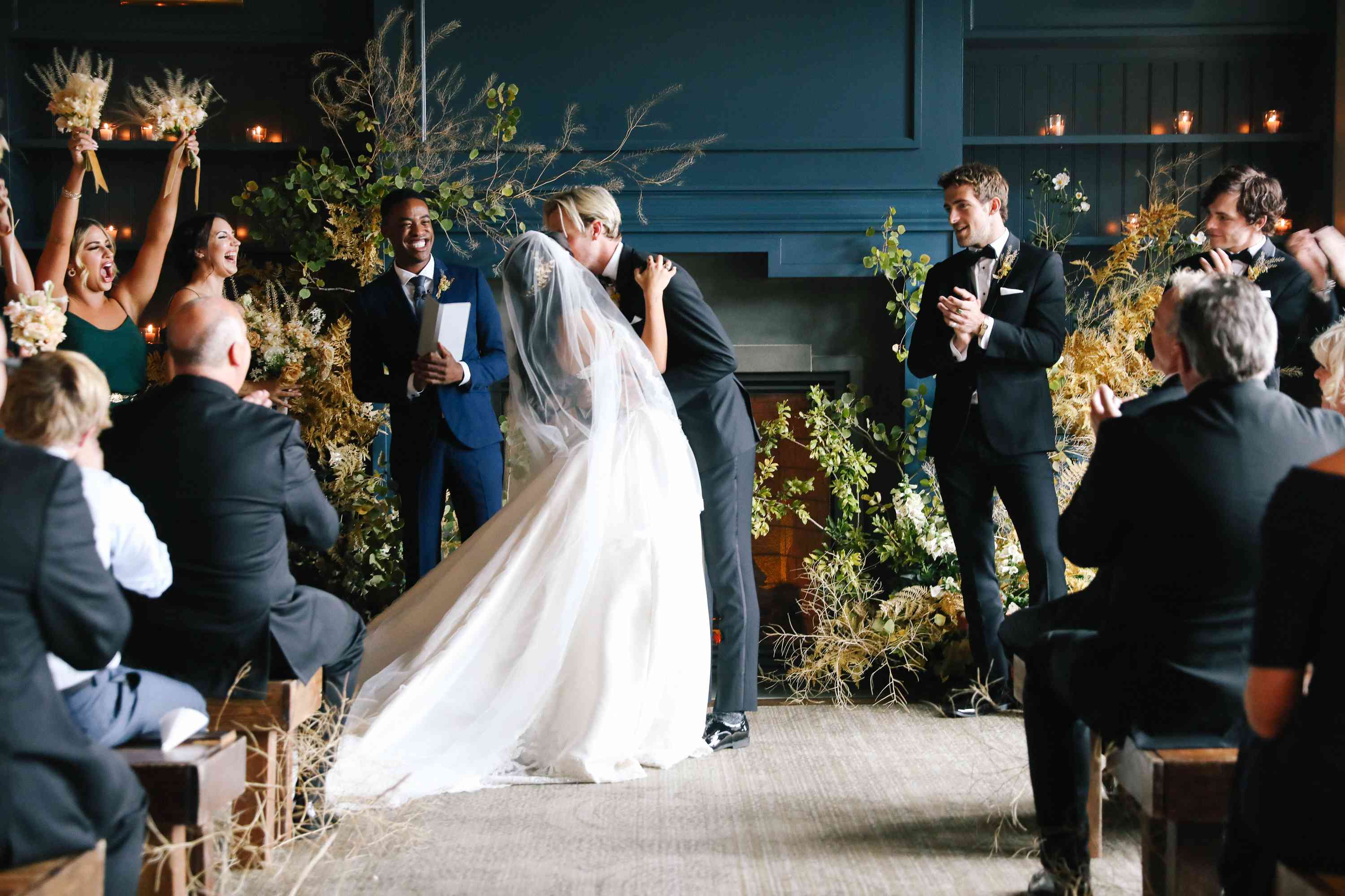 萨凡纳和赖克婚礼，第一次接吻“class=