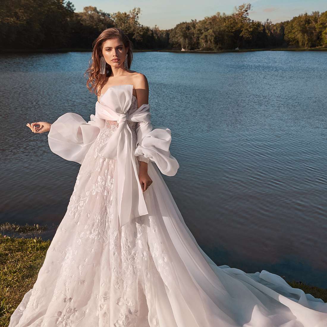 由Galia Lahav设计的花式白色婚纱