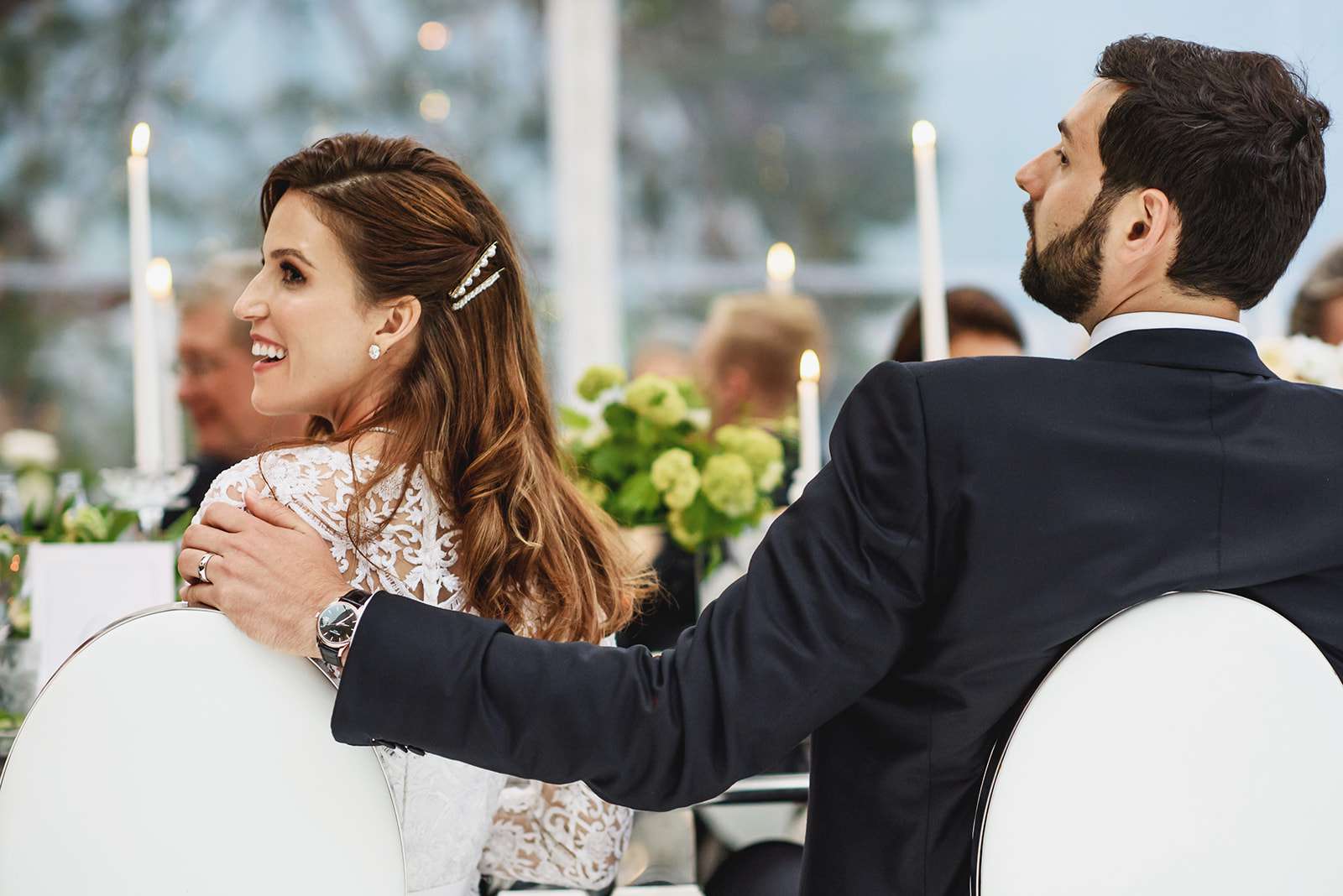 新娘和新郎坐在