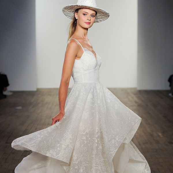 海莉·佩奇婚纱