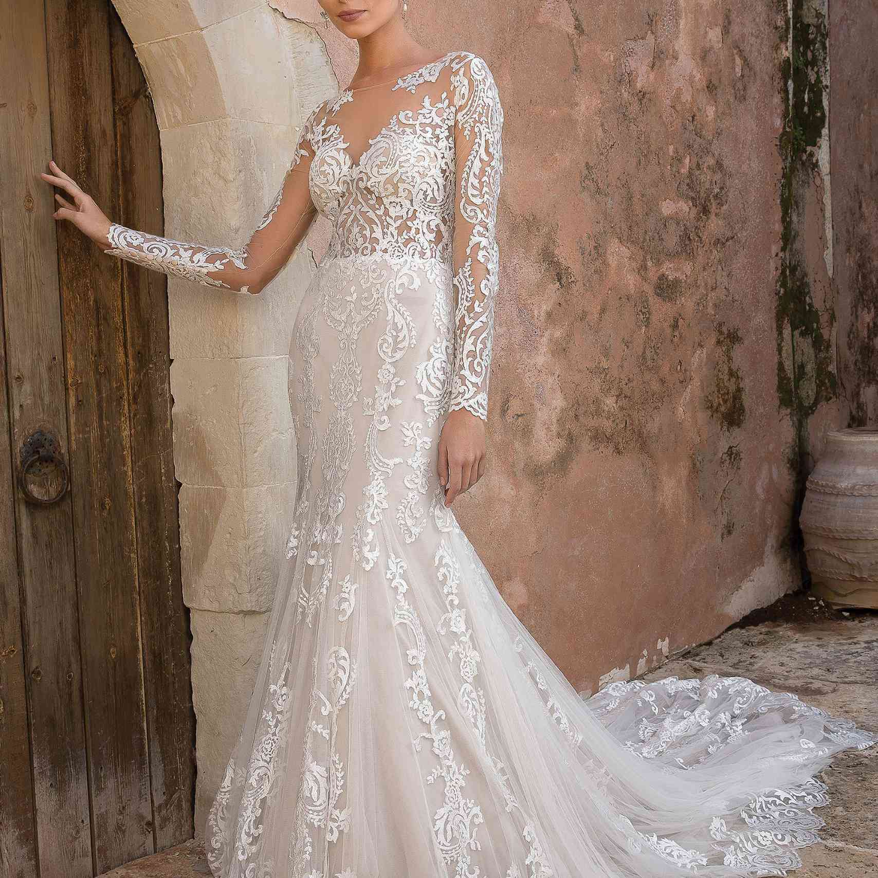 模特全身蕾丝婚纱与错觉领口和袖子