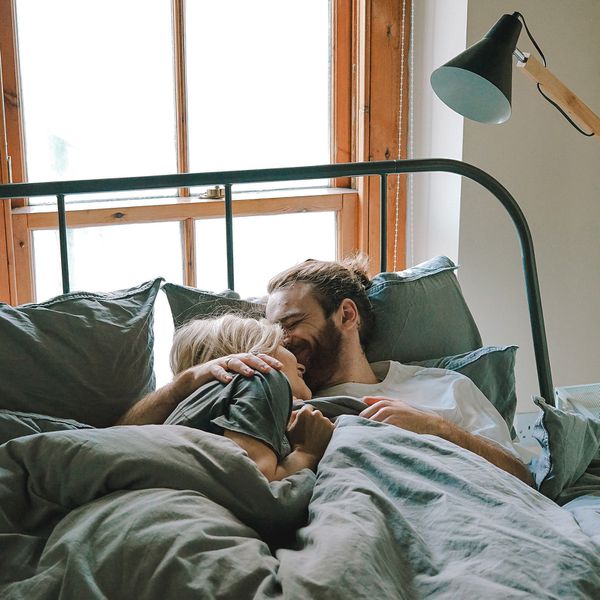 夫妇拥抱在床上