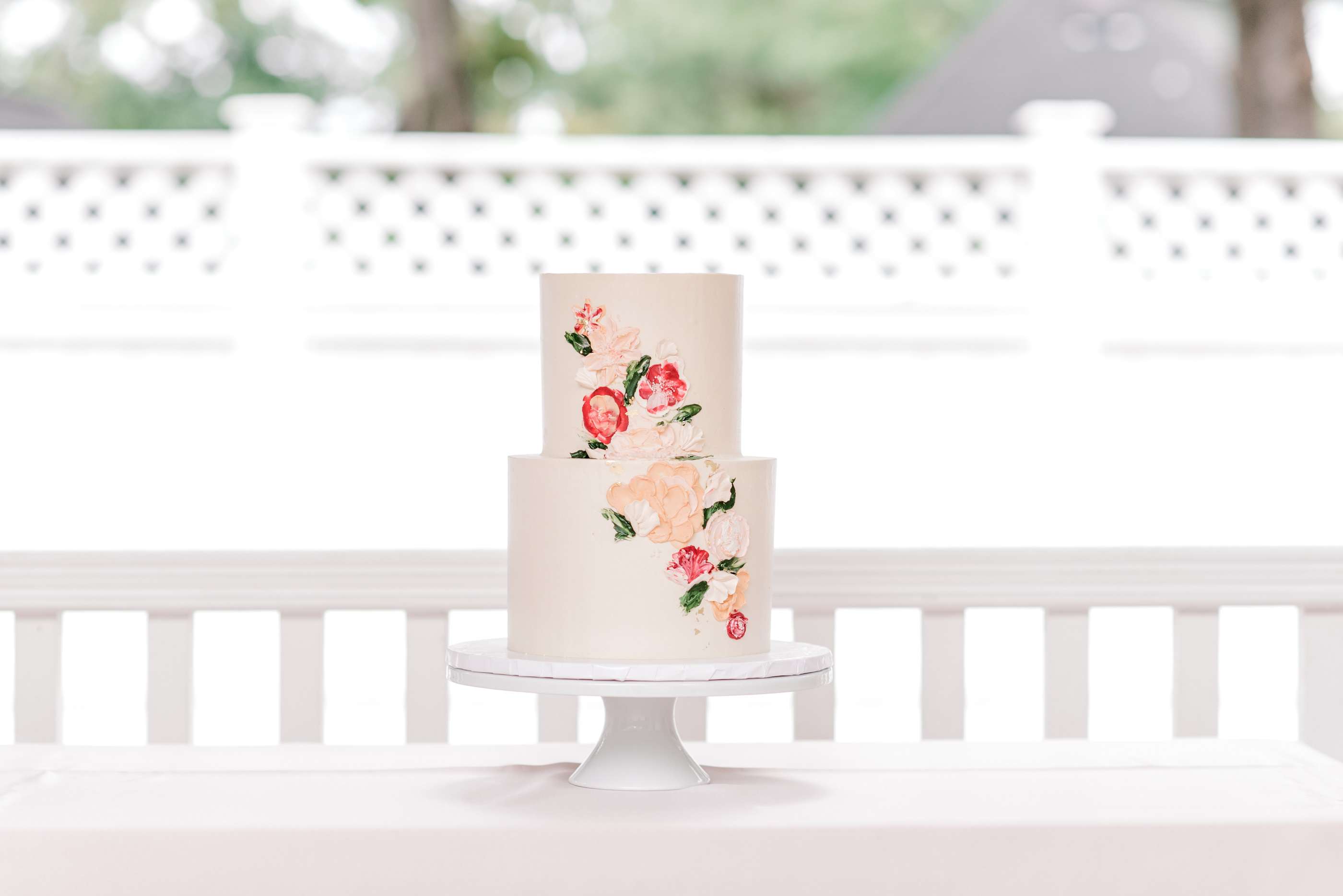 白色婚礼蛋糕与彩绘玫瑰