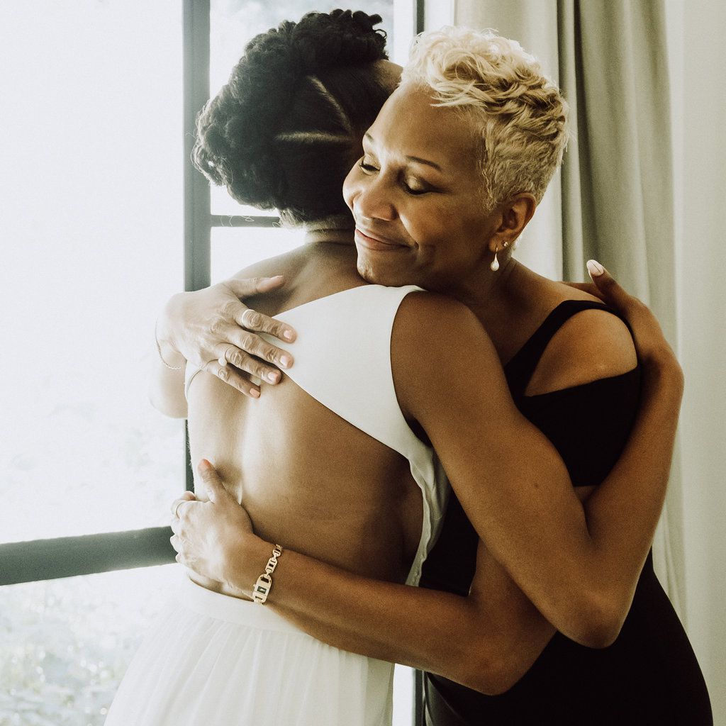 新娘和荣誉拥抱的女仆