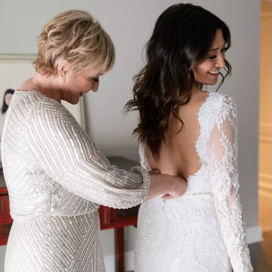 妈妈帮新娘穿上礼服
