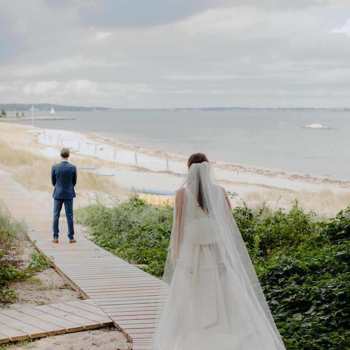 后面的海滩上新郎新娘站立