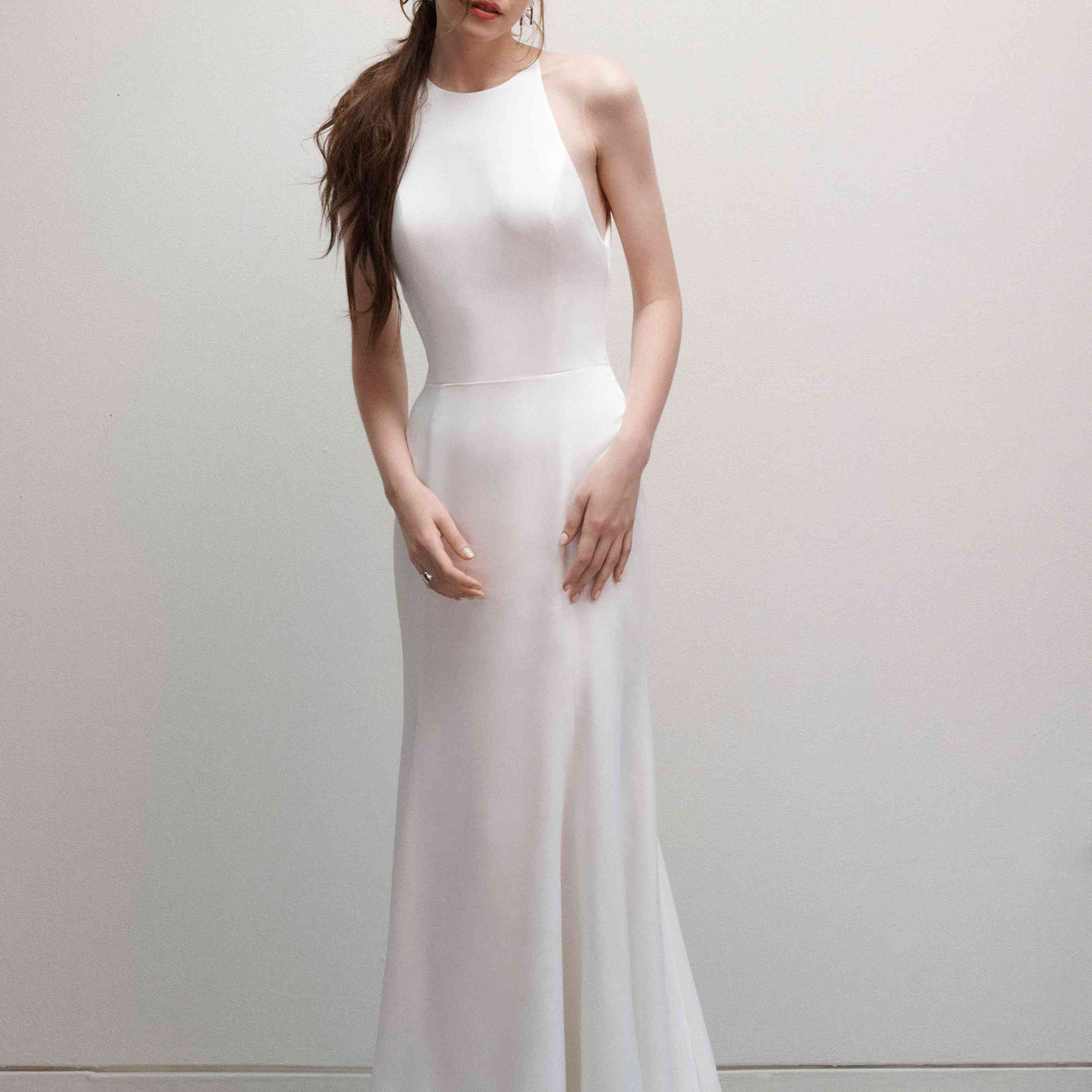 模特穿着高领婚纱