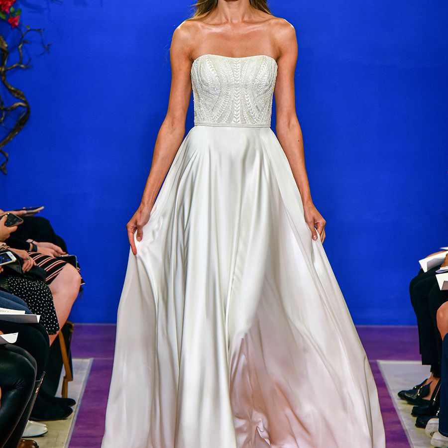 在柔滑的无肩带球结构的模型走在摩丝无肩带的bordice