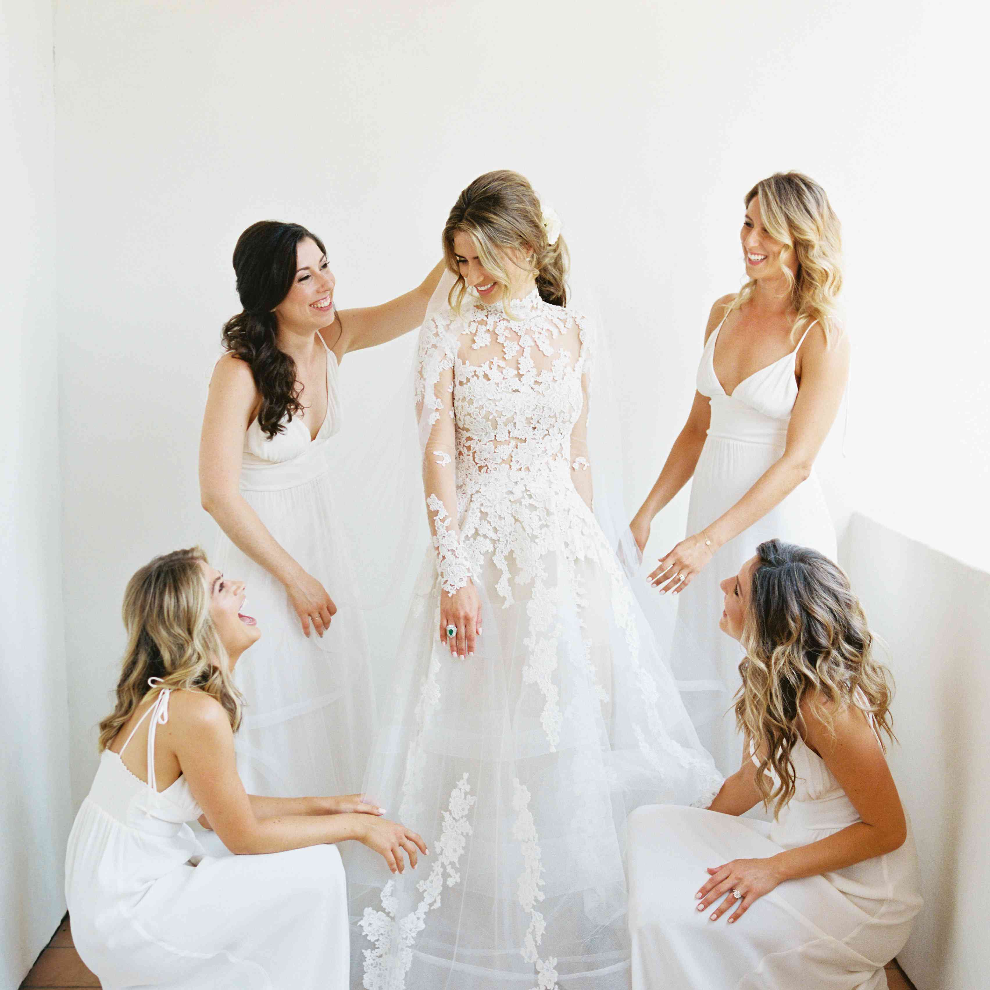 新娘伴娘穿着白色的裙子