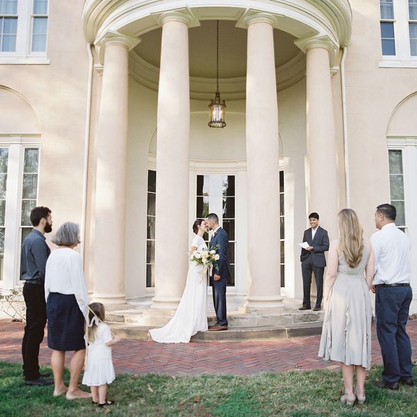 新郎和新娘站在教堂前