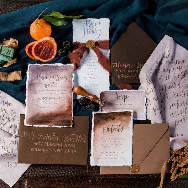 乡村邀请套房与书法婚礼信封